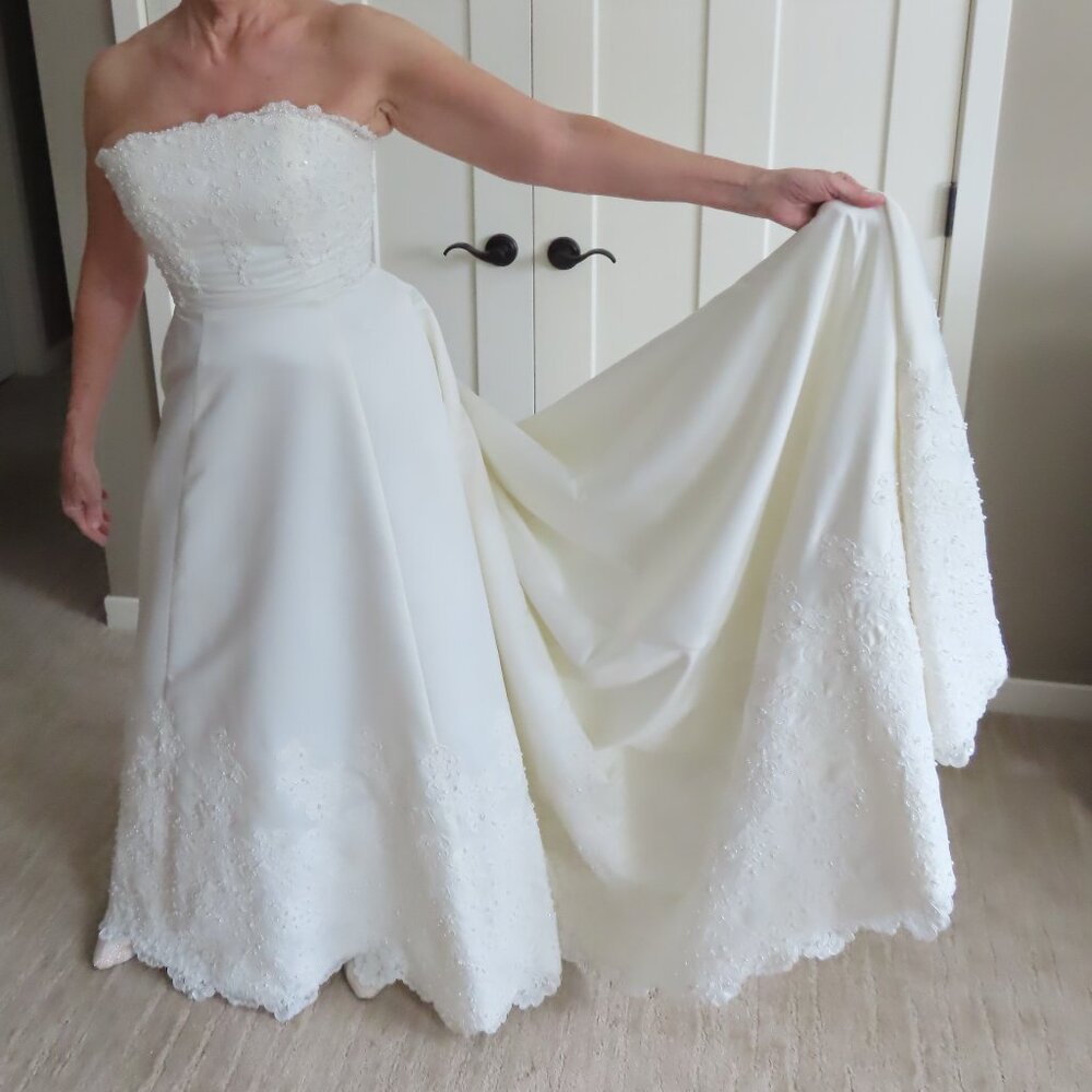 NWT Sample Ivory White Wedding Satin Gown featuring Beaded Lacework NEVER WORN!